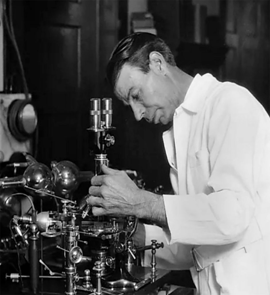 Royal_Raymond_Rife_in_his_Lab_-_November_1929